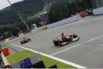 Foto zur News: Felipe Massa (Ferrari) vor Mark Webber (Red Bull)