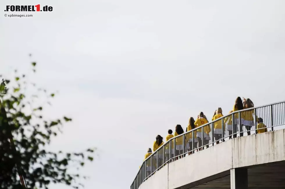 Foto zur News: Gridgrls auf dem Weg zur Arbeit