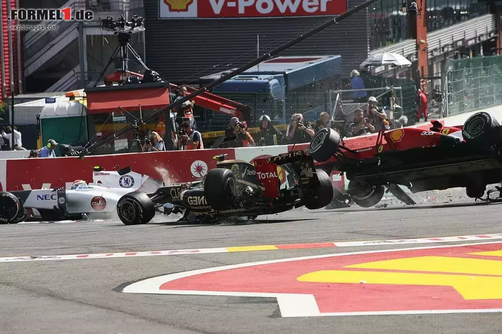 Foto zur News: Kollision am Start mit Lewis Hamilton, Romain Grosjean, Sergio Perez und Fernando Alonso