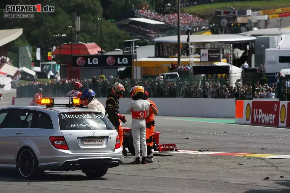 Foto zur News: Romain Grosjean (Lotus) und Lewis Hamilton (McLaren) diskutieren.