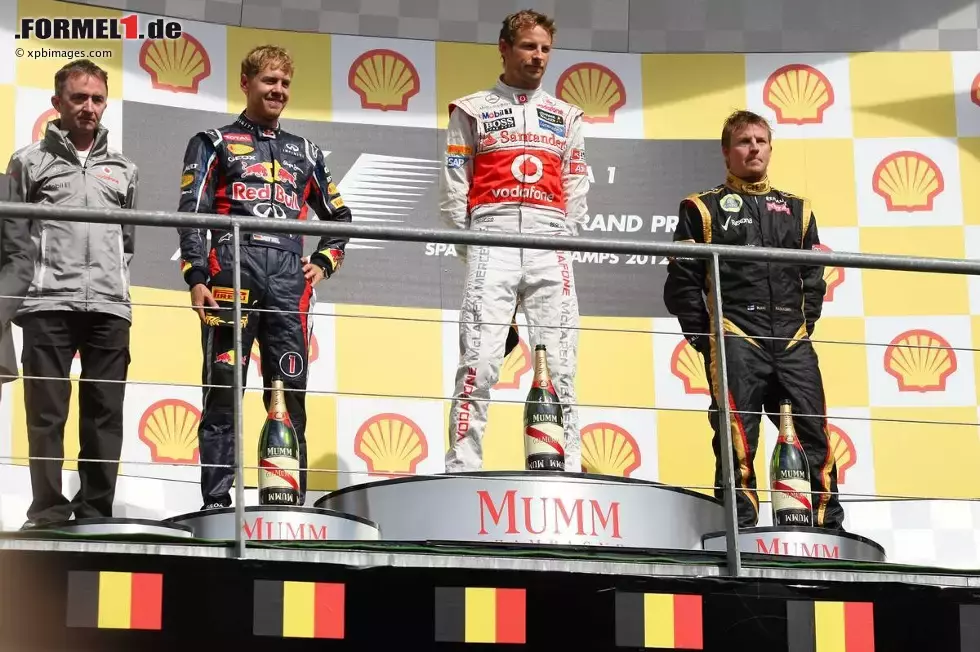 Foto zur News: Sebastian Vettel (Red Bull), Jenson Button (McLaren) und Kimi Räikkönen (Lotus)