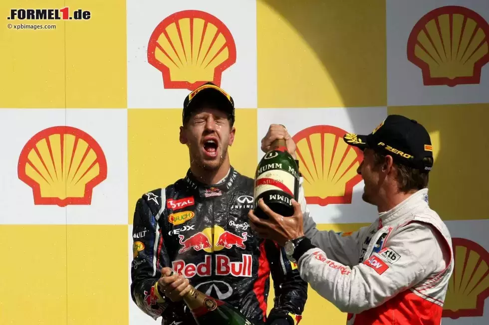 Foto zur News: Sebastian Vettel (Red Bull) und Jenson Button (McLaren)