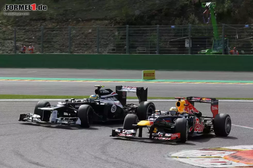 Foto zur News: Bruno Senna (Williams) und Sebastian Vettel (Red Bull)