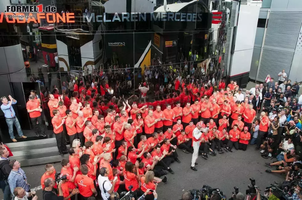 Foto zur News: Das Team feiert den Sieg von Jenson Button (McLaren)