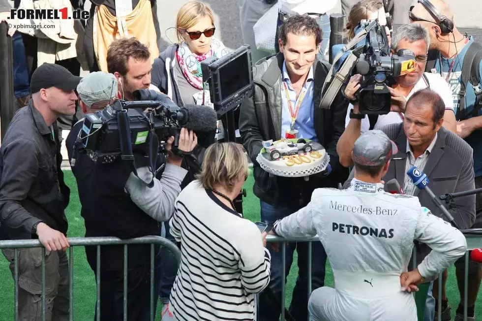 Foto zur News: Michael Schumacher (Mercedes) erhielt von RTL nach dem Rennen zum großen Jubiläum eine leckere Torte