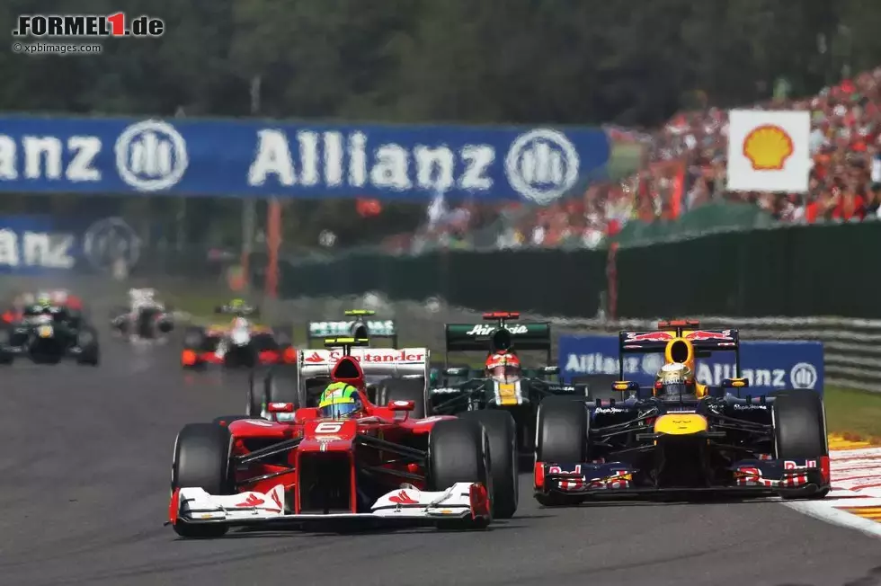 Foto zur News: Felipe Massa (Ferrari) und Sebastian Vettel (Red Bull)