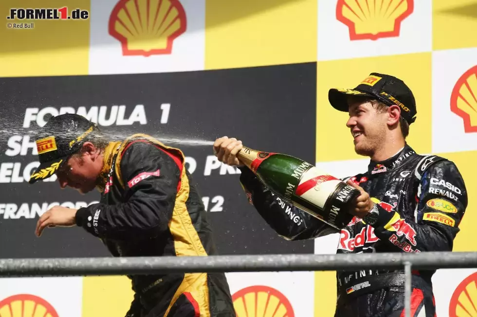 Foto zur News: Sebastian Vettel (Red Bull) und Kimi Räikkönen (Lotus)