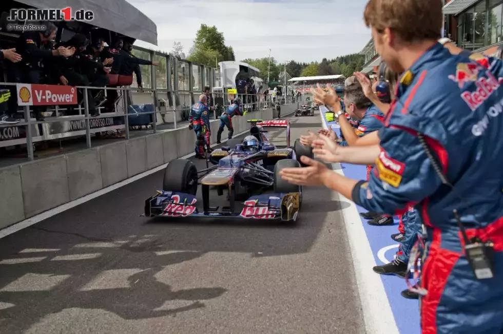 Foto zur News: Die Toro-Rosso-Crew jubelt über das tolle Ergebnis