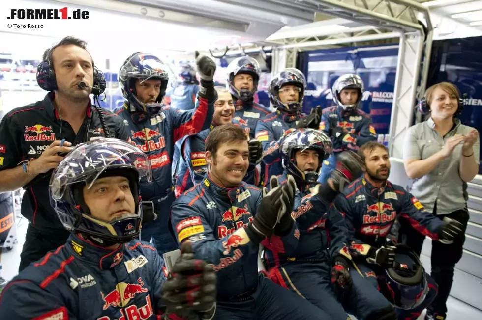 Foto zur News: Die Toro-Rosso-Crew jubelt über das tolle Ergebnis