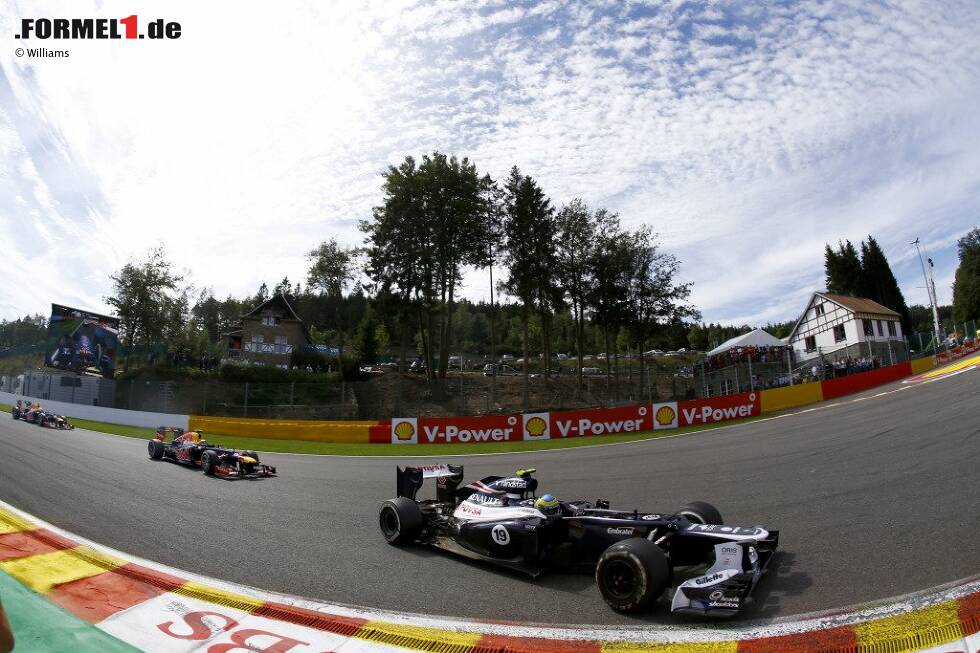 Foto zur News: Bruno Senna (Williams) und Mark Webber (Red Bull)