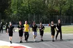 Foto zur News: Jerome D&#039;Ambrosio und das Lotus-Team beim Track-Walk