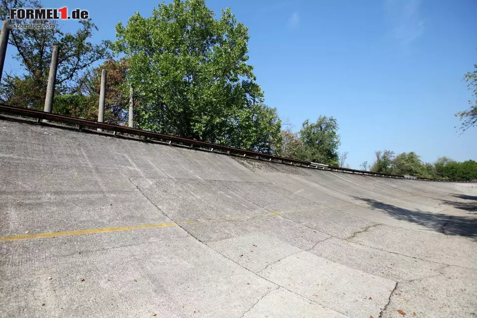 Foto zur News: Die legendäre Monza-Steilwand-Kurve, auf der natürlich heute nicht mehr gefahren wird