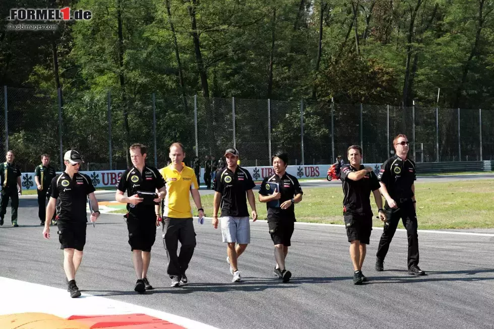 Foto zur News: Jerome D&#039;Ambrosio und das Lotus-Team beim Track-Walk