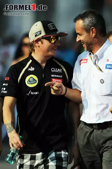 Foto zur News: Kimi Räikkönen (Lotus) scherzt mit Beat Zehnder (Teammanager, Sauber)