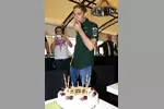 Foto zur News: Witali Petrow (Caterham) bekommt eine Torte zum Geburtstag