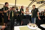 Foto zur News: Witali Petrow (Caterham) bekommt eine Torte zum Geburtstag