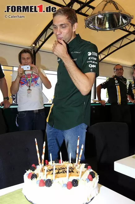 Foto zur News: Witali Petrow (Caterham) bekommt eine Torte zum Geburtstag