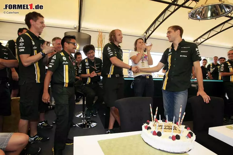 Foto zur News: Witali Petrow (Caterham) bekommt eine Torte zum Geburtstag