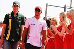 Foto zur News: Witali Petrow (Caterham) und Lewis Hamilton (McLaren)