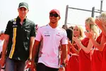 Foto zur News: Witali Petrow (Caterham) und Lewis Hamilton (McLaren)