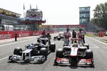 Gallerie: Pastor Maldonado (Williams) und Lewis Hamilton (McLaren) werden an ihren Startplatz geschoben