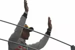 Foto zur News: Lewis Hamilton (McLaren) lässt sich nach seinem Sieg in Monza feiern