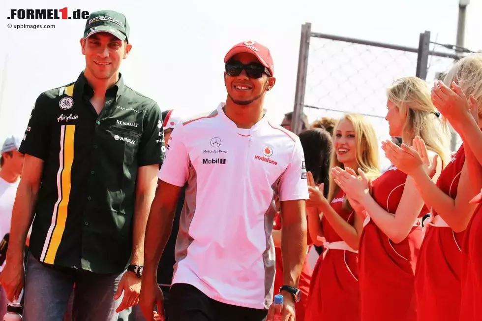 Foto zur News: Witali Petrow (Caterham) und Lewis Hamilton (McLaren)