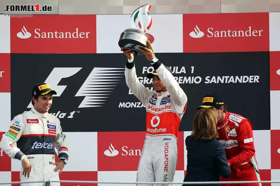 Foto zur News: Sergio Perez (Sauber), Lewis Hamilton (McLaren) und Fernando Alonso (Ferrari)