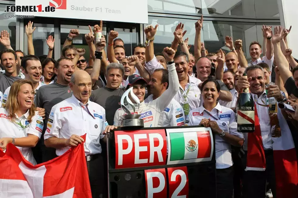 Foto zur News: Sergio Perez (Sauber) und Peter Sauber (Teamchef)