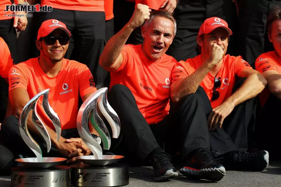 Foto zur News: Lewis Hamilton (McLaren), Martin Whitmarsh (Teamchef, McLaren) und Jenson Button (McLaren)