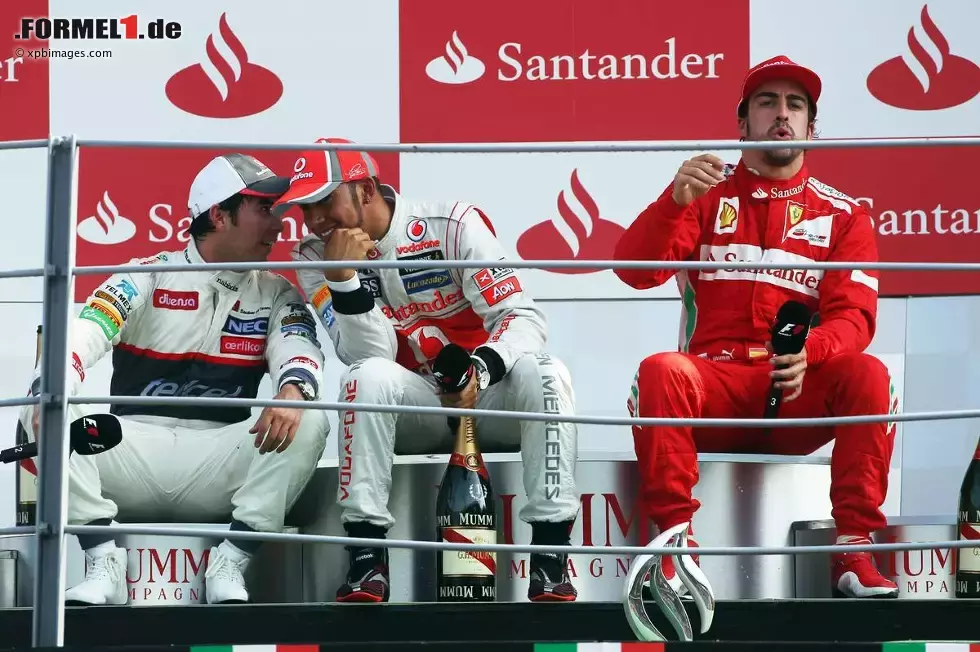 Foto zur News: Entspannung nach dem Feiern: Sergio Perez (Sauber), Lewis Hamilton (McLaren) und Fernando Alonso (Ferrari)