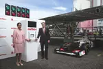 Foto zur News: Sauber-Geschäftsführerin Monisha Kaltenborn und Michael Buscher von Oerlikon nahmen den Solarpark in Betrieb