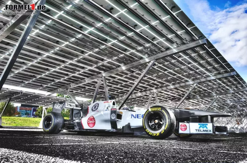 Foto zur News: Auch der Formel-1-Bolide von Sauber macht unter dem Solar-Carport eine gute Figur