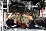 Foto zur News: Red-Bull-Mechaniker bei der Arbeit