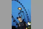 Foto zur News: Sebastian Vettel (Red Bull) vor dem Riesenrad von Singapur