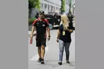 Foto zur News: Timo Glock (Marussia) mit seiner Pressesprecherin Zsuzsa Szalontai