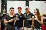 Gallerie: Daniel Ricciardo und Jean-Eric Vergne (Toro Rosso) basteln sich bei Designer Mark Ong ihre eigenen Sneakers