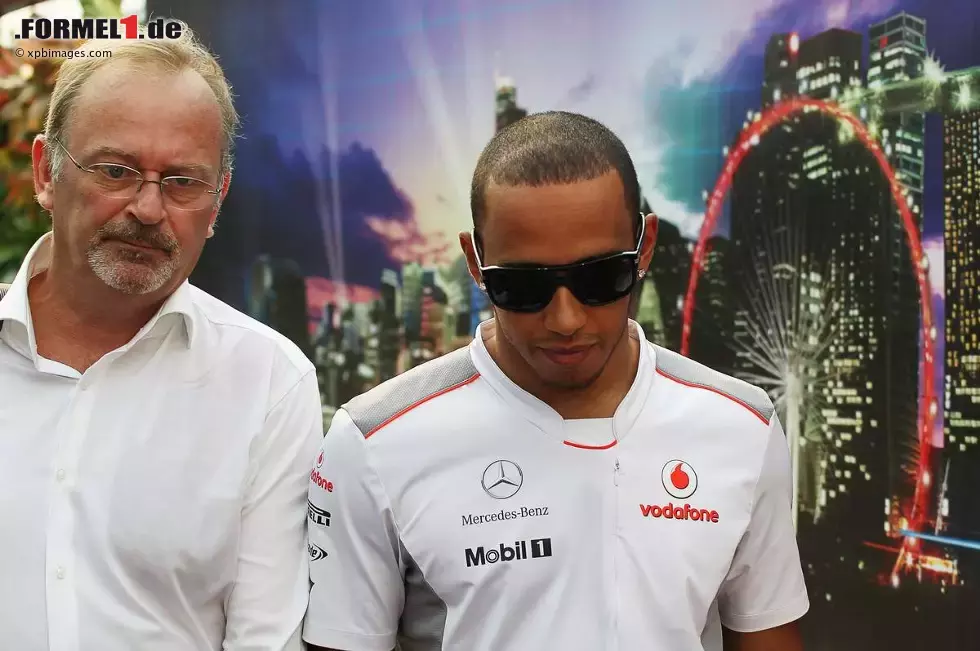 Foto zur News: Manager Didier Coton und Lewis Hamilton (McLaren)