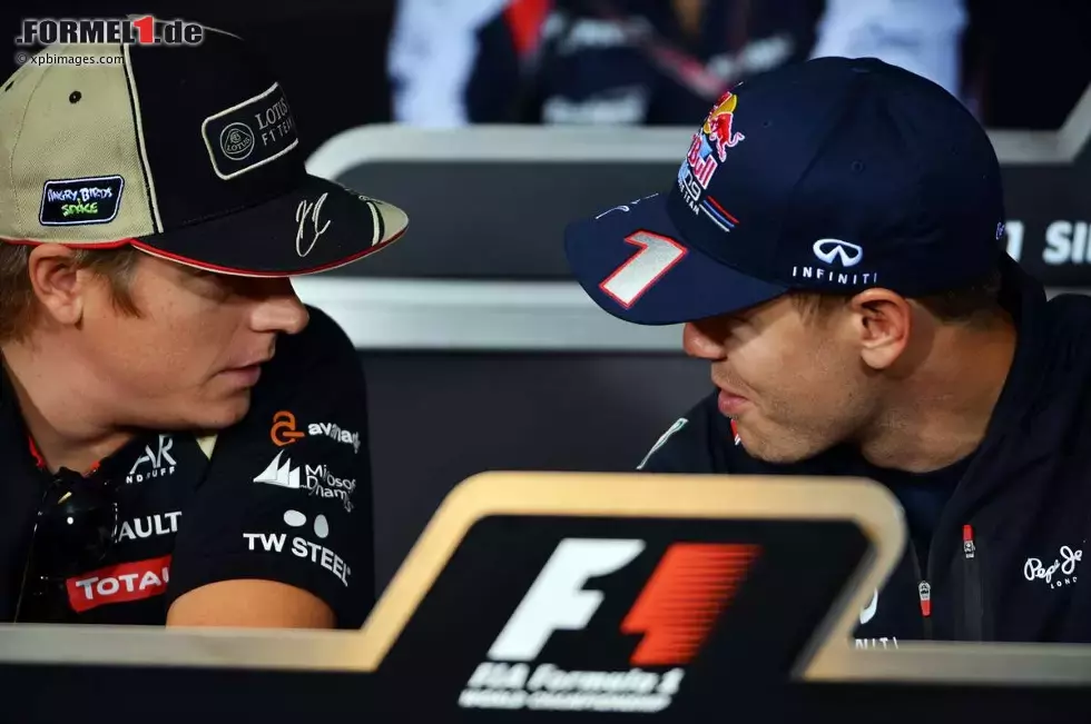 Foto zur News: Sebastian Vettel (Red Bull) und Kimi Räikkönen (Lotus)