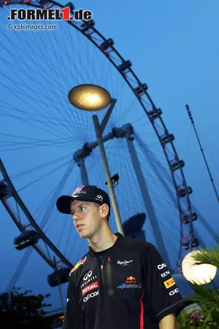 Foto zur News: Sebastian Vettel (Red Bull) vor dem Riesenrad von Singapur