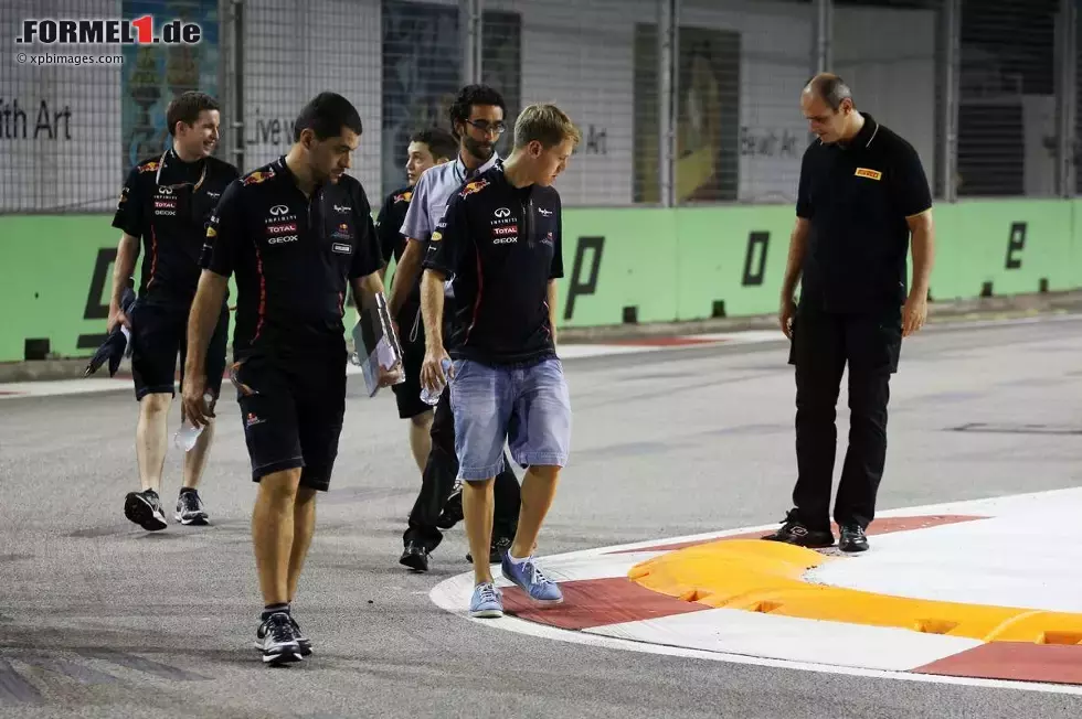 Foto zur News: Sebastian Vettel (Red Bull) inspiziert die neuen Kerbs