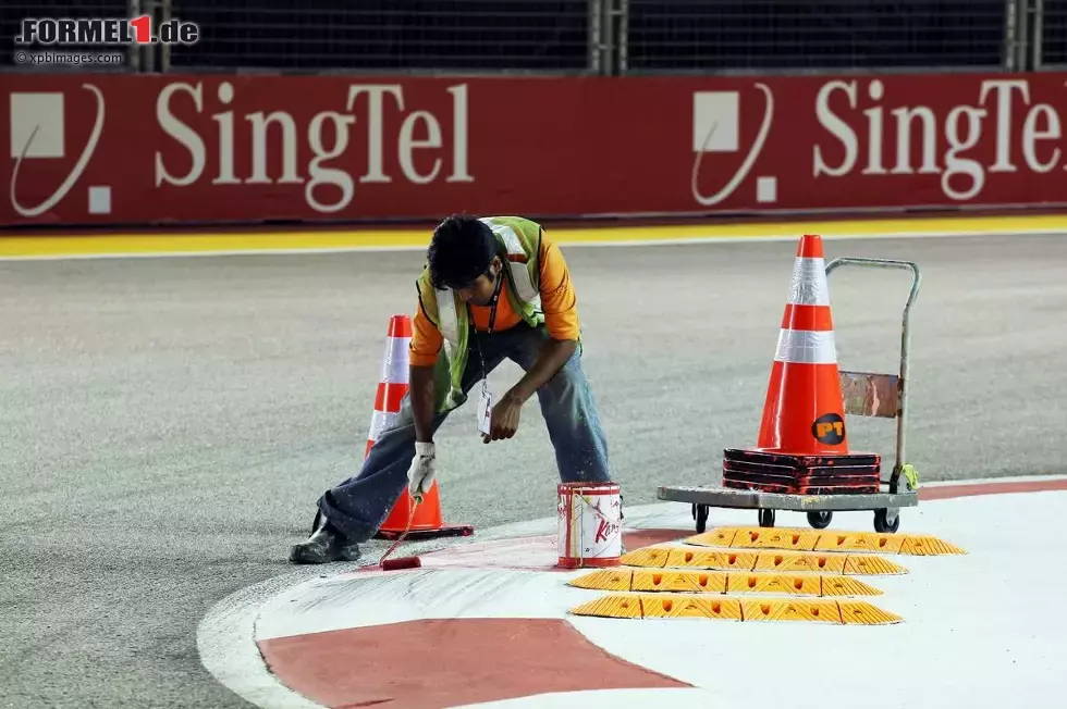 Foto zur News: Letzte Lackier-Arbeiten an den Kerbs