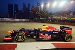 Foto zur News: Hell erleuchtet: Sebastian Vettel (Red Bull) am Freitag in Singapur