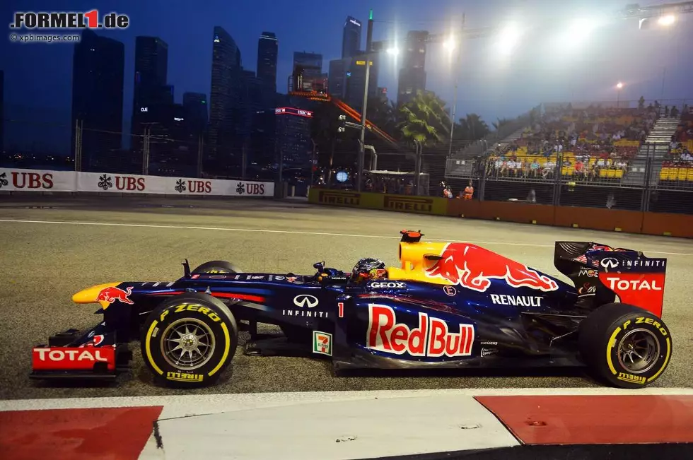 Foto zur News: Hell erleuchtet: Sebastian Vettel (Red Bull) am Freitag in Singapur