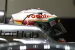 Foto zur News: Lewis Hamilton (McLaren) mit seinem silbergrauen Spezialhelm für Singapur