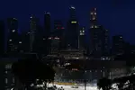 Foto zur News: Comeback nach einem Rennen Sperre: Romain Grosjean (Lotus) vor der Skyline von Singapur