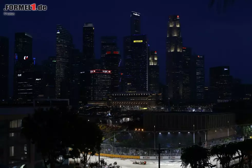 Foto zur News: Comeback nach einem Rennen Sperre: Romain Grosjean (Lotus) vor der Skyline von Singapur