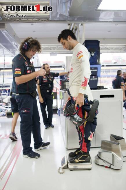 Foto zur News: Daniel Ricciardo (Toro Rosso) auf der Waage