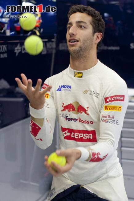 Foto zur News: Daniel Ricciardo (Toro Rosso) beim Jonglieren