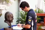 Foto zur News: Mark Webber (Red Bull) trägt sich ins Kondolenzbuch für den verstorbenen Rennarzt Sid Watkins ein